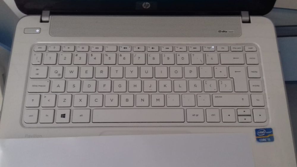 El teclado antiguo con mascarilla o rejilla