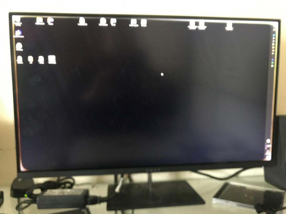 monitor con marco blanco