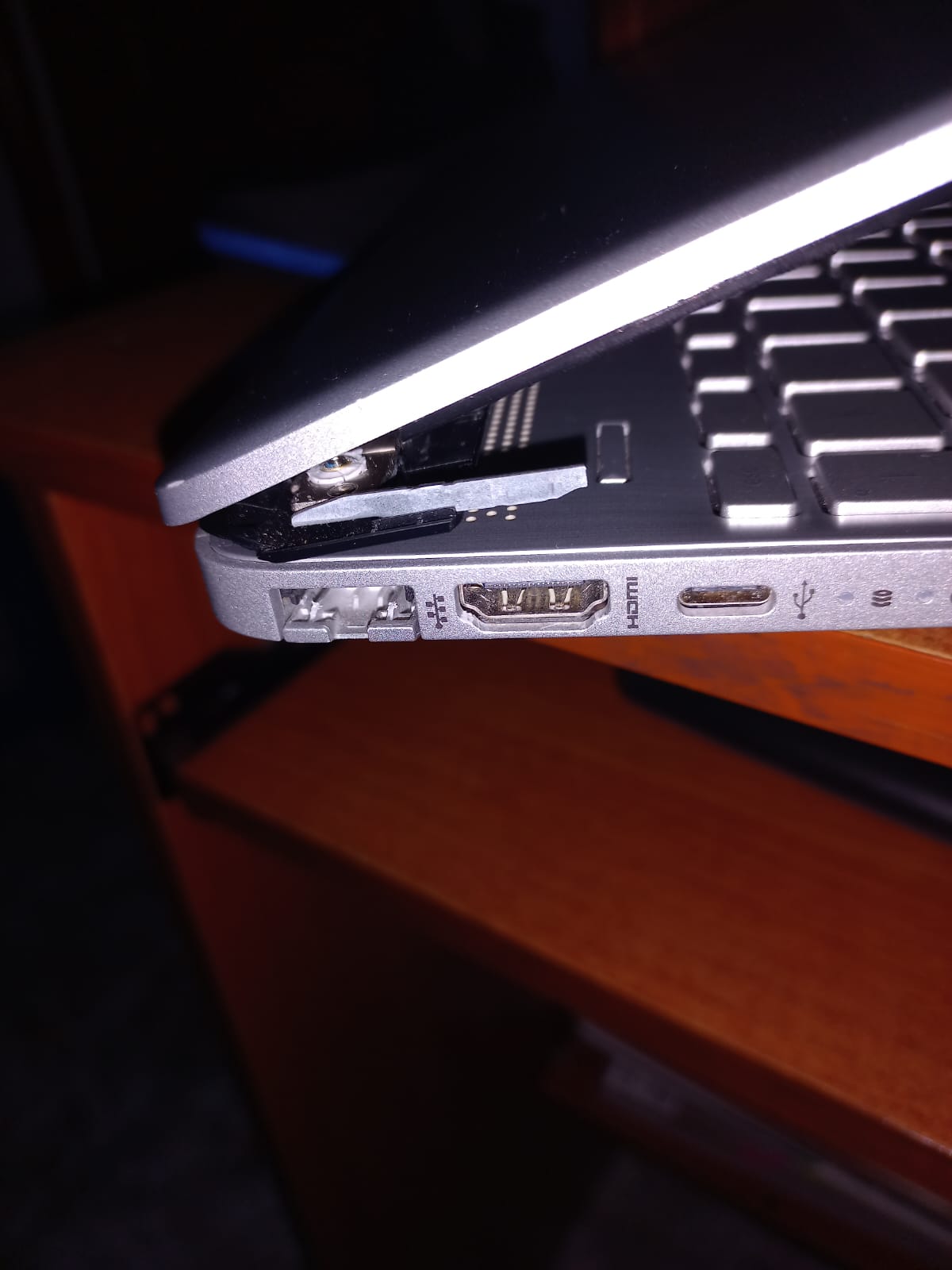 Daño marco de pantalla Laptop HP Modelo 15-dw1051la